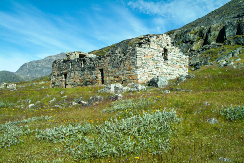 グリーンランドのグヤダー：氷冠縁辺部における古代スカンジナビア人とイヌイットの農業景観