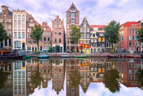アムステルダムのシンゲル運河の内側にある17世紀の環状運河地域／オランダの世界遺産