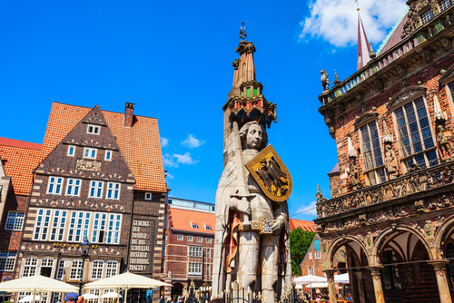 ブレーメンのマルクト広場の市庁舎とローラント像／ドイツの世界遺産