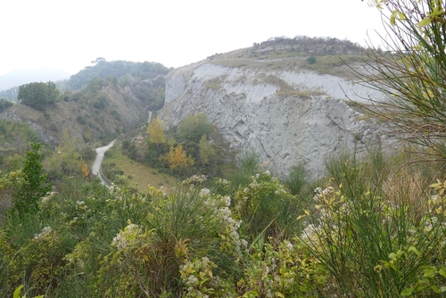 アペニン山脈北部の蒸発岩カルストと洞窟群