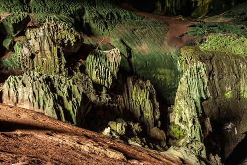 ニア国立公園の洞窟群の考古遺跡
